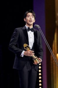 Nam Joo-hyuk prononçant son discours d'acceptation des prix aux Blue Dragon Film Awards.