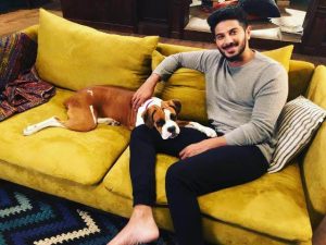Dulquer Salmaan avec son chien de compagnie