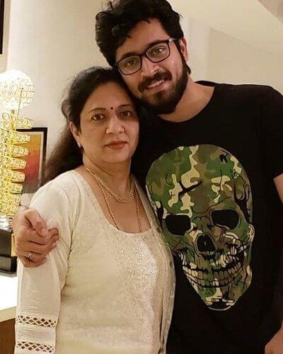 Harish Kalyan à côté de sa mère