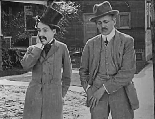 Chaplin (à gauche) dans son premier film, "Making a Living", avec Henry Lehrman (1914)