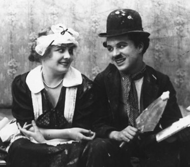 Chaplin et Edna Purviance, dans le film "Work" (1915)